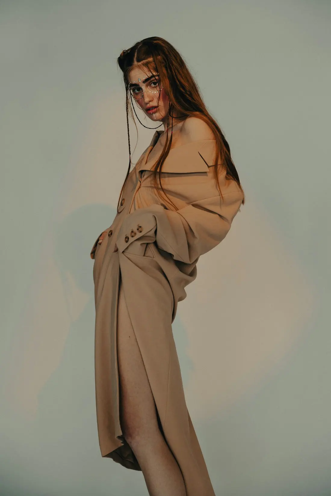 Model in a tailored Sévigné winter coat, photographed for the Automne-Hiver 2026 campaign